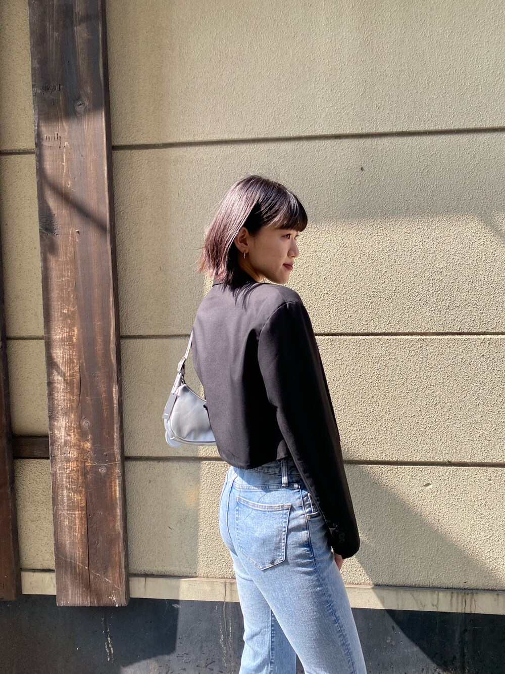 ブラック系のブーツ、ブルー系のデニムパンツ、ブラック系のTシャツ/カットソーを着用したレディースの春コーディネートの8枚目の写真