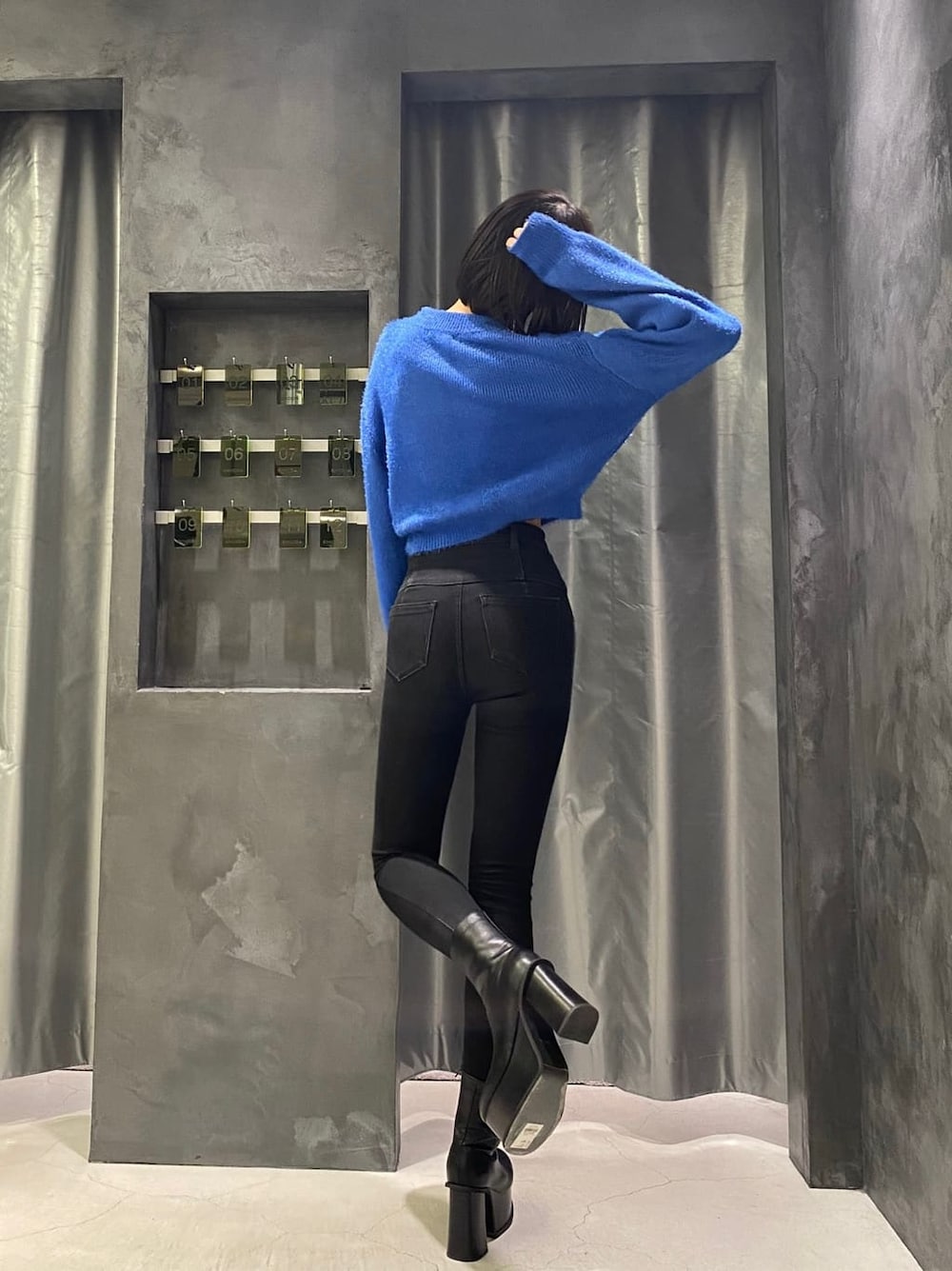 ブラック系のデニムパンツ、ブラック系のデニムパンツ、ブラック系のブーツを着用したレディースの秋コーディネートの4枚目の写真