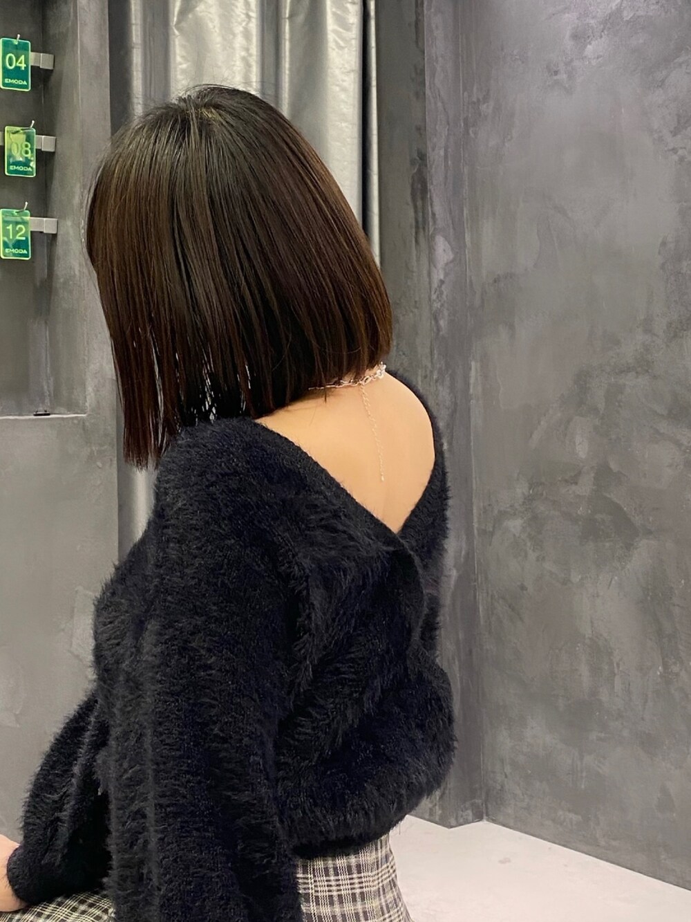 ブラック系のブーツ、ブラック系のニット/セーター、その他のスカートを着用したレディースの冬コーディネートの9枚目の写真