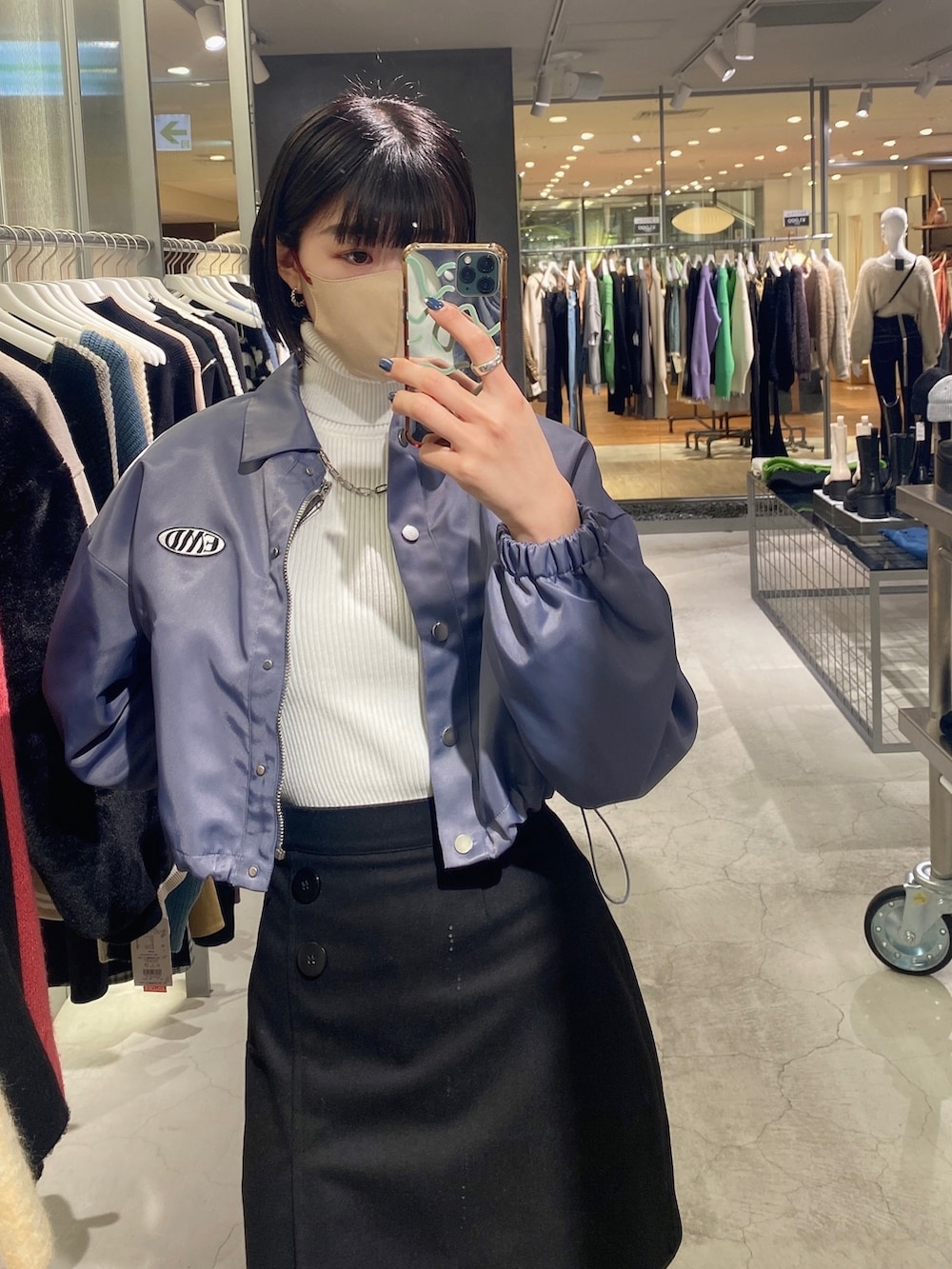 ブラック系のスカート、ブラック系のブーツ、グレー系のブルゾンを着用したレディースの冬コーディネートの4枚目の写真