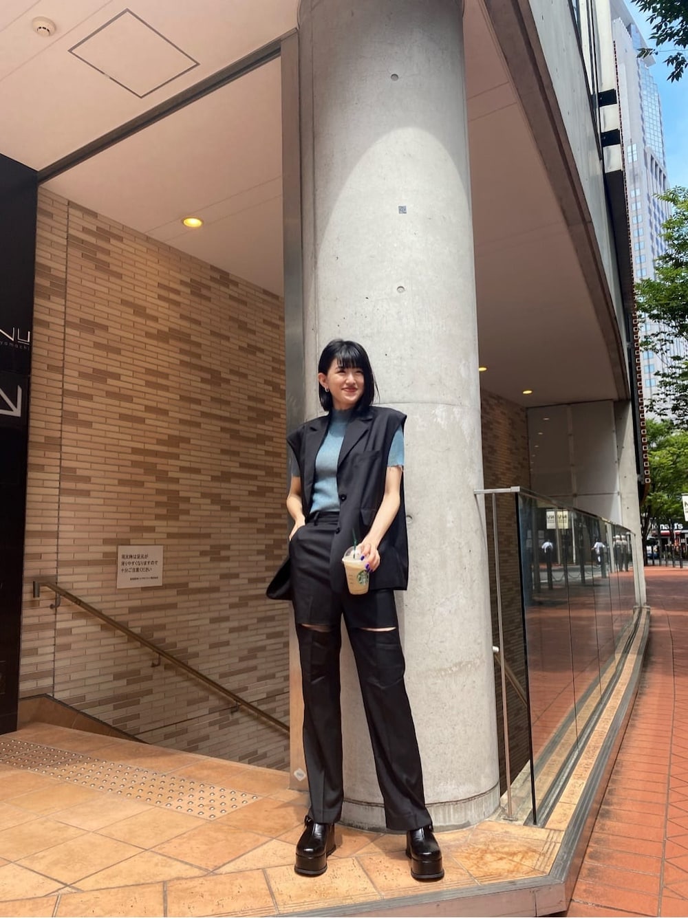 ブラック系のベスト、ブラック系のその他パンツ、ブルー系のニット/セーターを着用したレディースの夏コーディネートの2枚目の写真