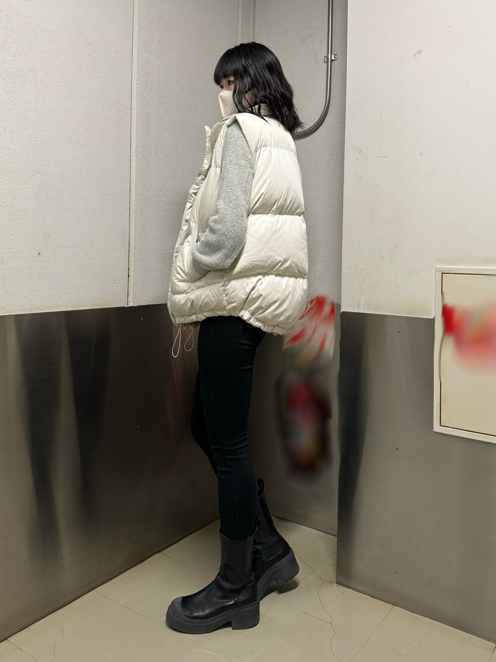ブラック系のブーツ、ブラック系のデニムパンツ、グレー系のニット/セーターを着用したレディースの冬コーディネートの7枚目の写真