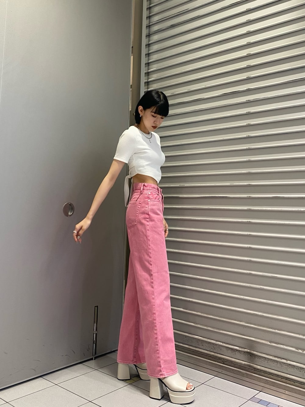 ホワイト系のサンダル、ピンク系のデニムパンツ、ホワイト系のTシャツ/カットソーを着用したレディースの春コーディネートの3枚目の写真