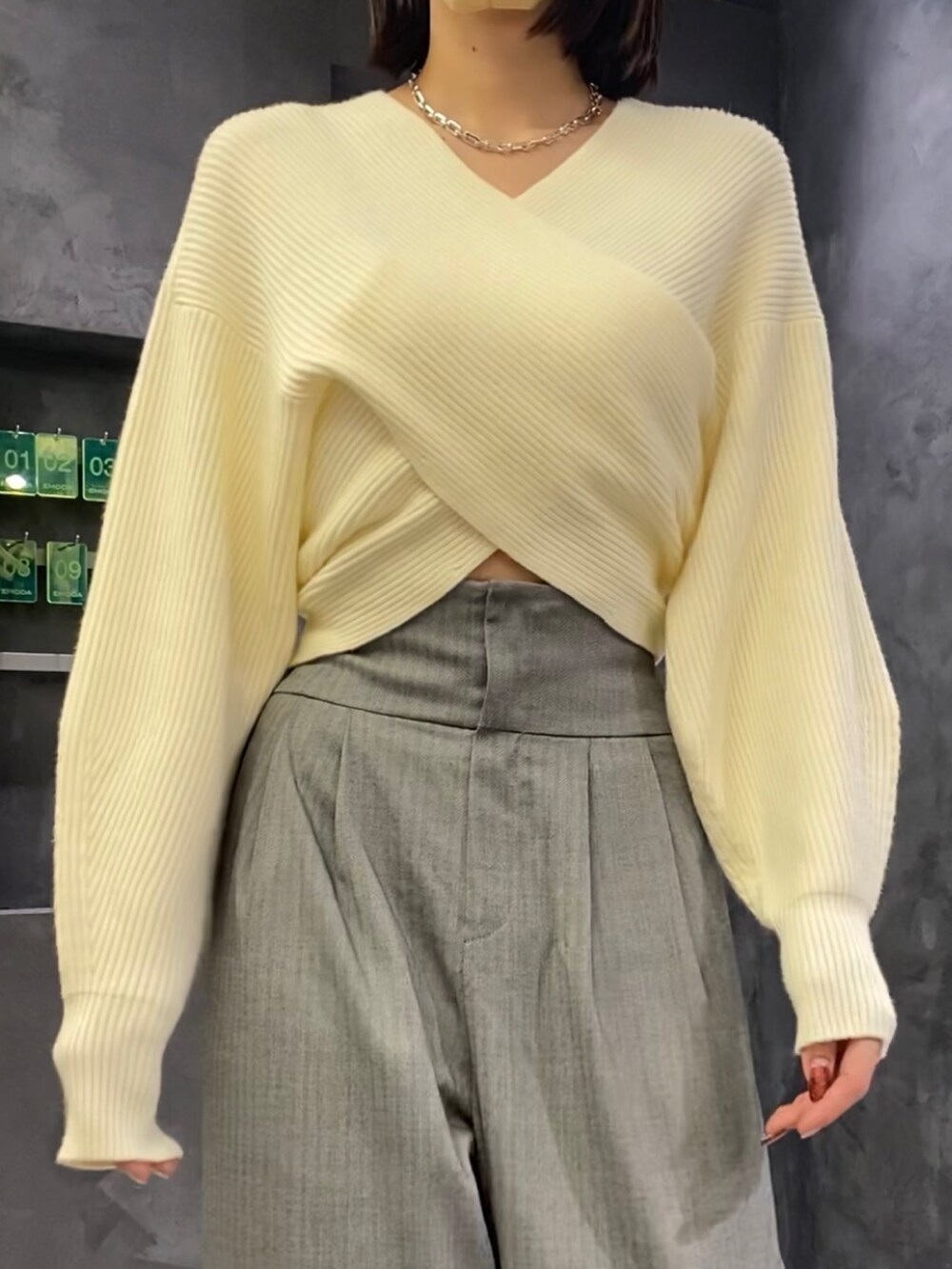 ブラック系のブーツ、グレー系のその他パンツ、ホワイト系のニット/セーターを着用したレディースの冬コーディネートの7枚目の写真