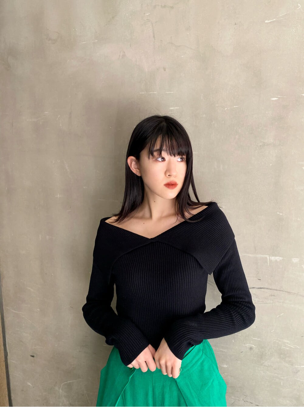 グリーン系のその他パンツ、ブラック系のニット/セーターを着用したレディースの冬コーディネートの2枚目の写真