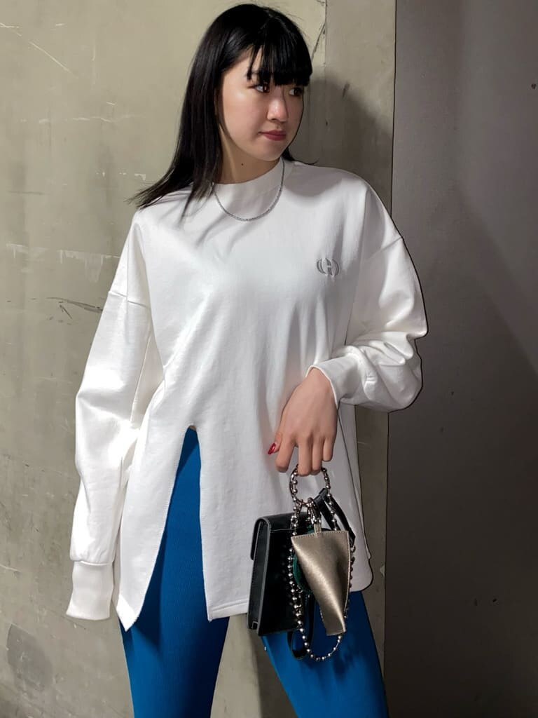 ブルー系のその他パンツ、ブラック系のブーツ、グリーン系のハンドバッグを着用したレディースの冬コーディネートの5枚目の写真