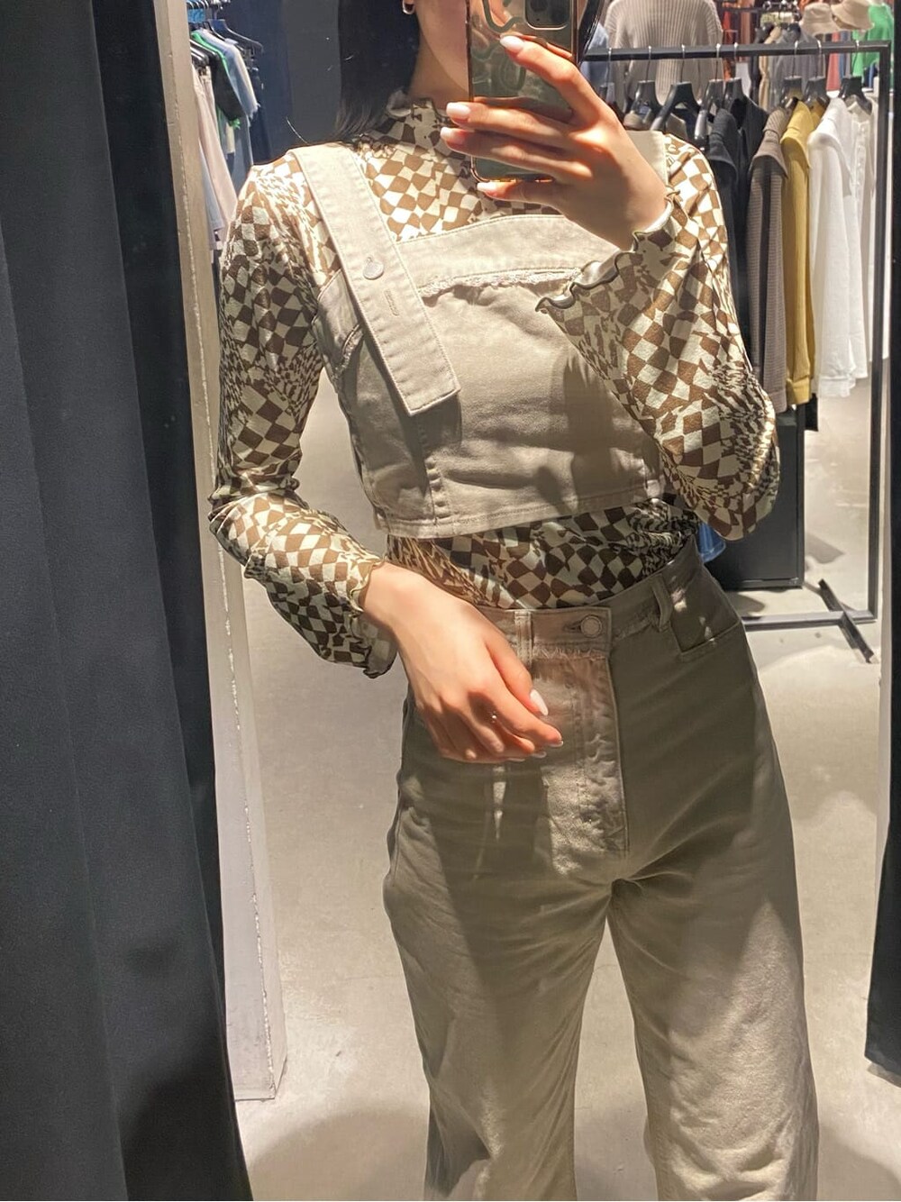 ホワイト系のローファー、ベージュ系のベスト、その他のTシャツ/カットソーを着用したレディースの春コーディネートの2枚目の写真