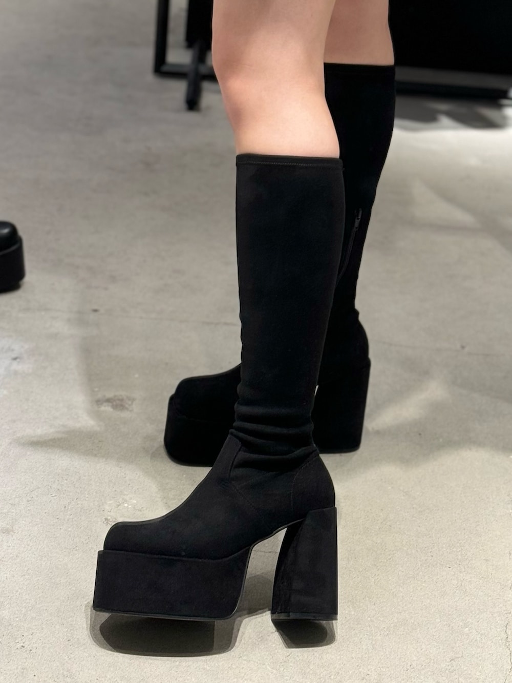 その他のブーツ、ブラック系のスカート、ブルー系のニット/セーターを着用したレディースの秋コーディネートの5枚目の写真