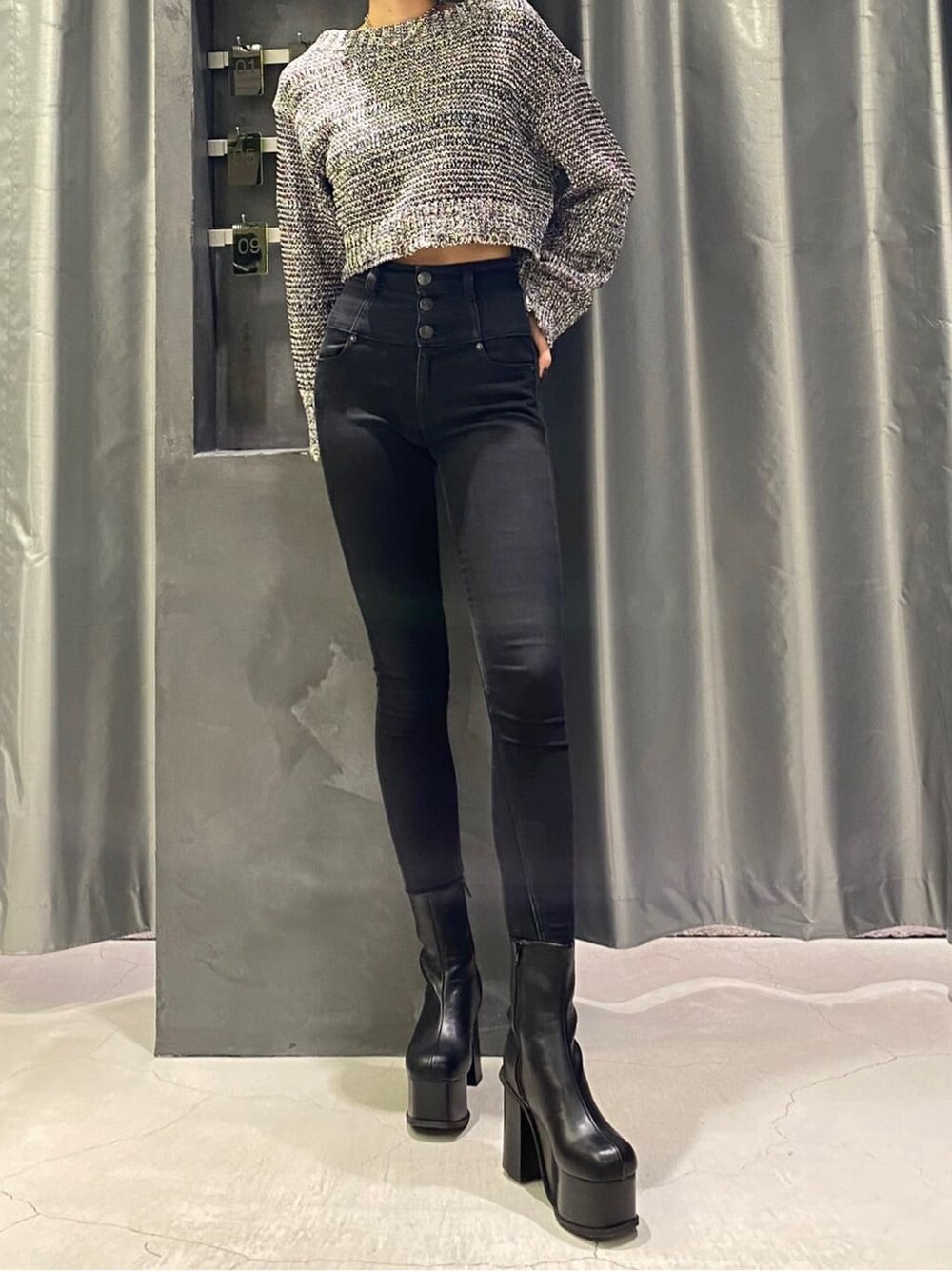 ブラック系のデニムパンツ、ブラック系のデニムパンツ、ブラック系のブーツを着用したレディースの秋コーディネートの3枚目の写真