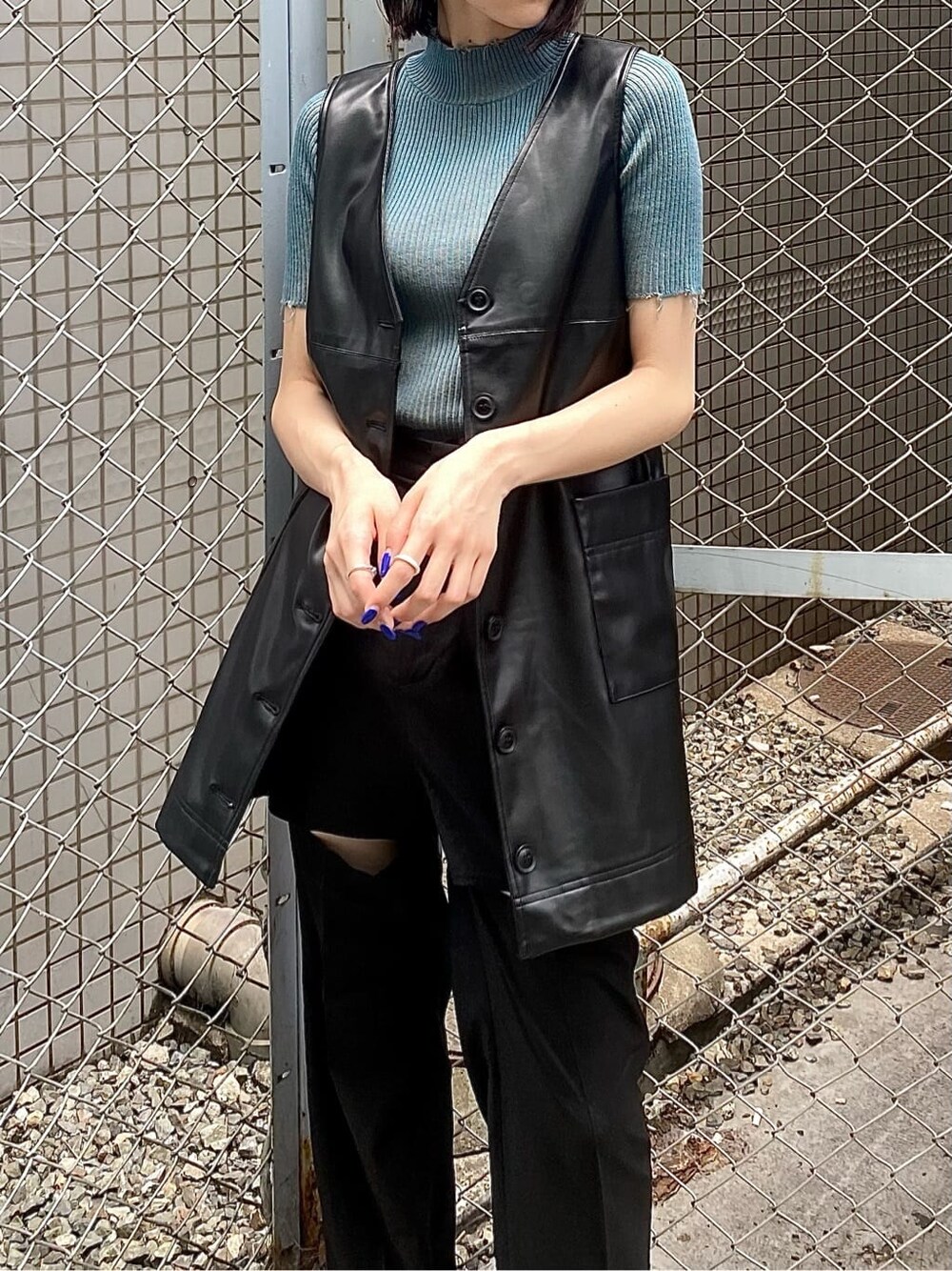 ブラック系のその他パンツ、ブラック系のワンピース、ブルー系のニット/セーターを着用したレディースの夏コーディネートの8枚目の写真