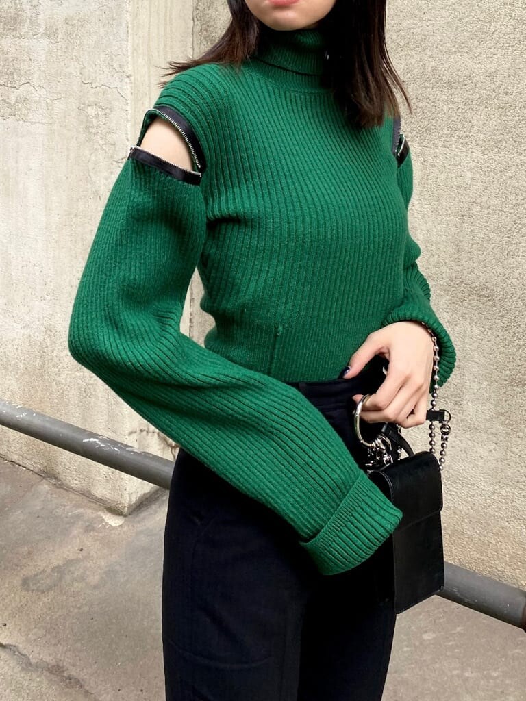 ブラック系のローファー、ブラック系のその他パンツ、グリーン系のニット/セーターを着用したレディースの冬コーディネートの7枚目の写真