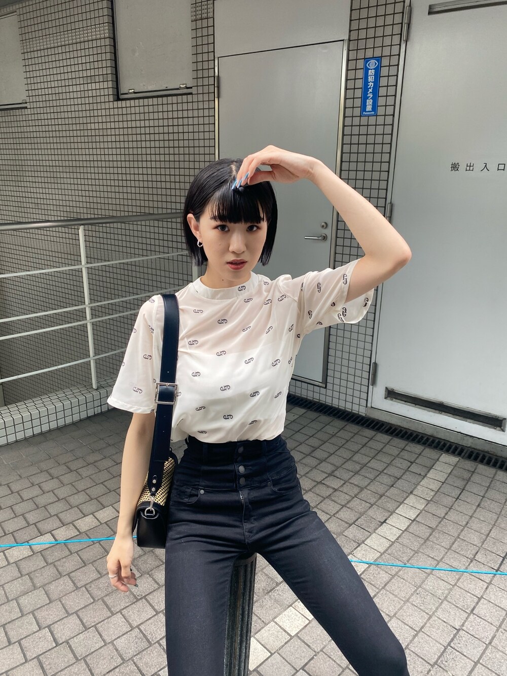 ブラック系のサンダル、ブラック系のデニムパンツ、ホワイト系のTシャツ/カットソーを着用したレディースの夏コーディネートの6枚目の写真