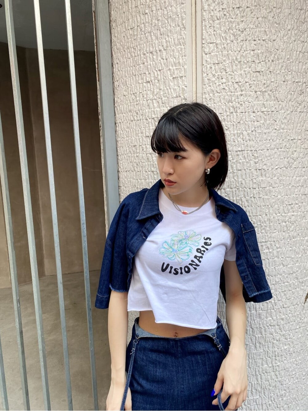 ブルー系のシャツ/ブラウス、ブルー系のサロペット/オーバーオール、ホワイト系のTシャツ/カットソーを着用したレディースの夏コーディネートの4枚目の写真