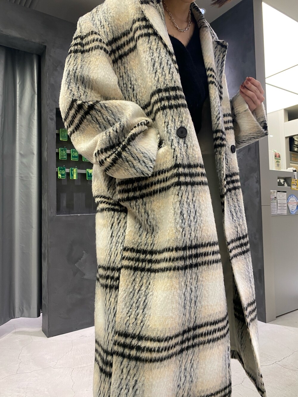 ブラック系のブーツ、ブラック系のその他パンツ、ブラック系のニット/セーターを着用したレディースの冬コーディネートの8枚目の写真