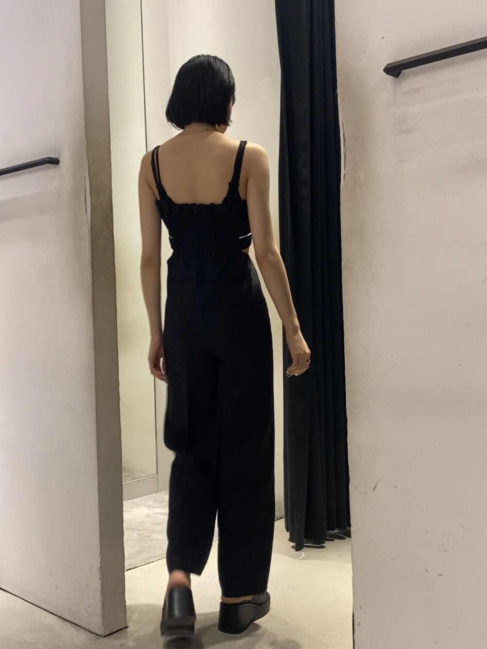 ブラック系のサンダル、ブラック系のサロペット/オーバーオールを着用したレディースの夏コーディネートの5枚目の写真