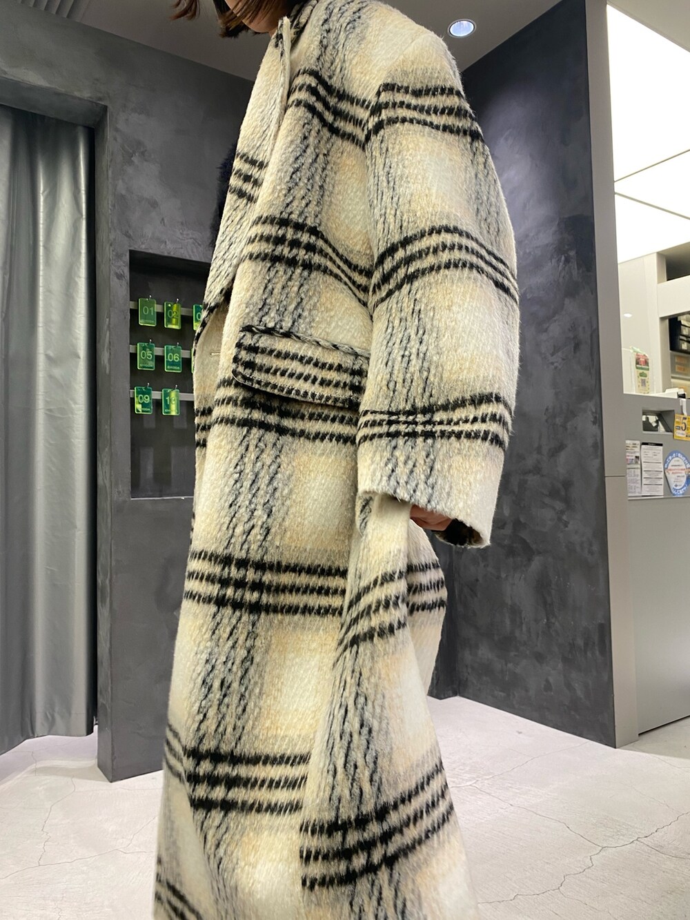 ブラック系のブーツ、ブラック系のその他パンツ、ブラック系のニット/セーターを着用したレディースの冬コーディネートの7枚目の写真