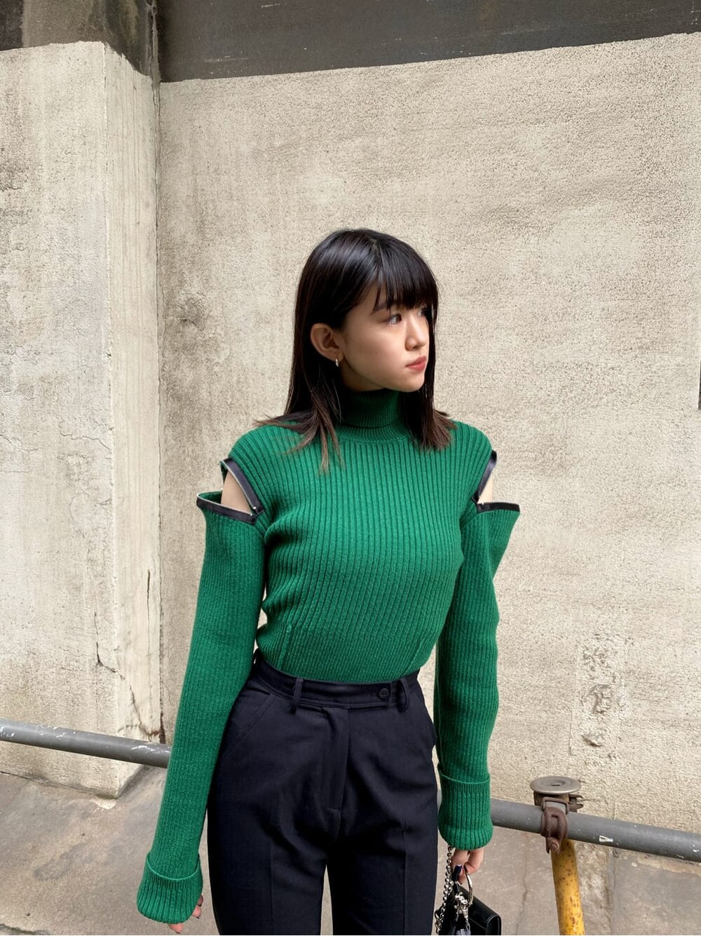 ブラック系のローファー、ブラック系のその他パンツ、グリーン系のニット/セーターを着用したレディースの冬コーディネートの5枚目の写真