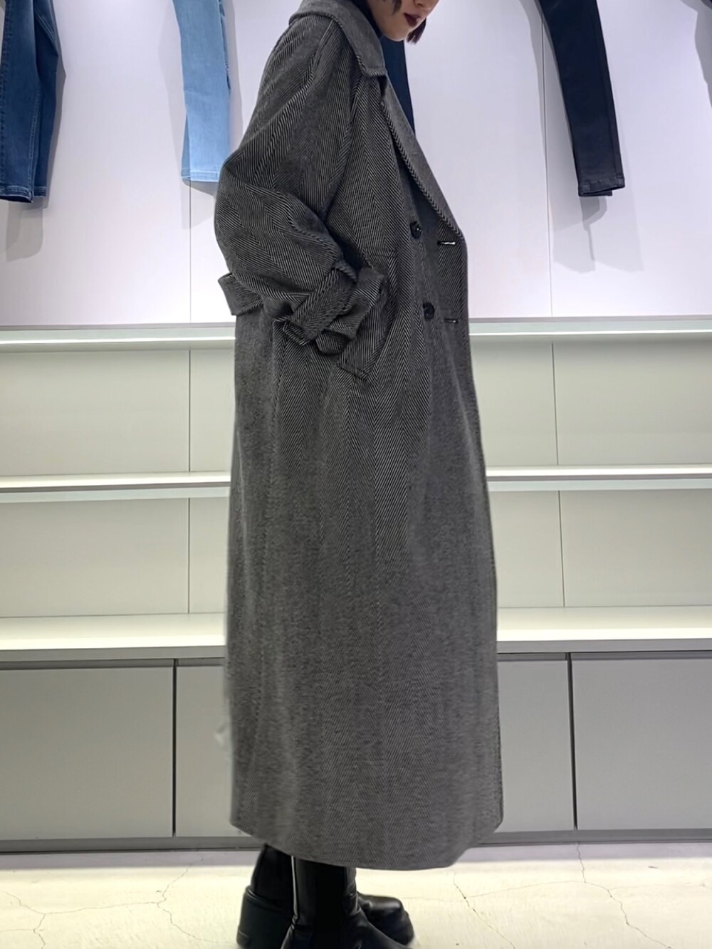 その他のチェスターコート、ブラック系のブーツ、ブラック系のニット/セーターを着用したレディースの秋コーディネートの7枚目の写真