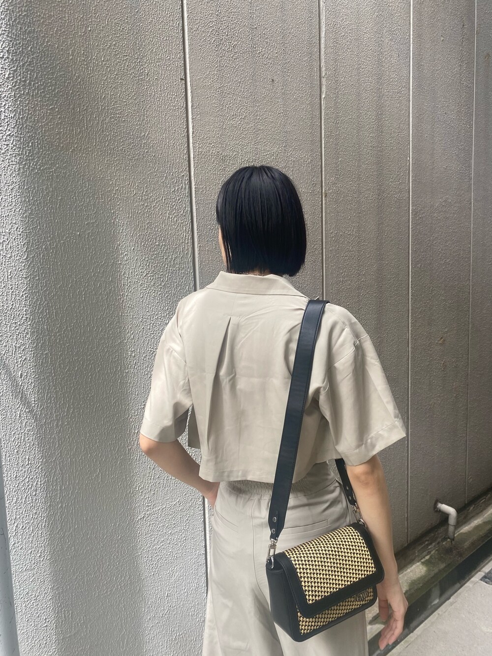 ベージュ系のその他パンツ、ホワイト系のキャミソール、ベージュ系のショルダーバッグを着用したレディースの夏コーディネートの8枚目の写真