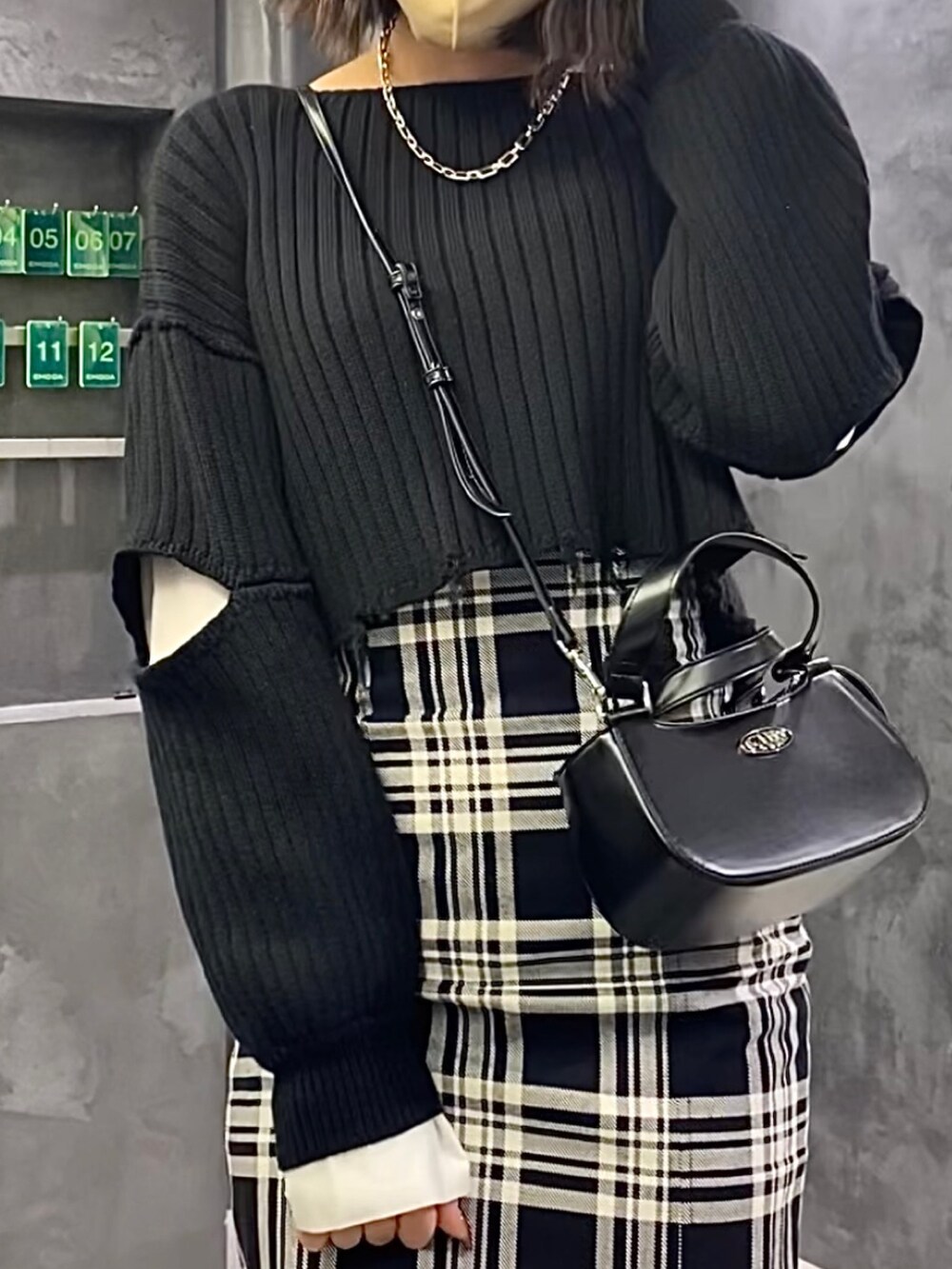 ブラック系のブーツ、その他のスカート、ブラック系のニット/セーターを着用したレディースの冬コーディネートの7枚目の写真