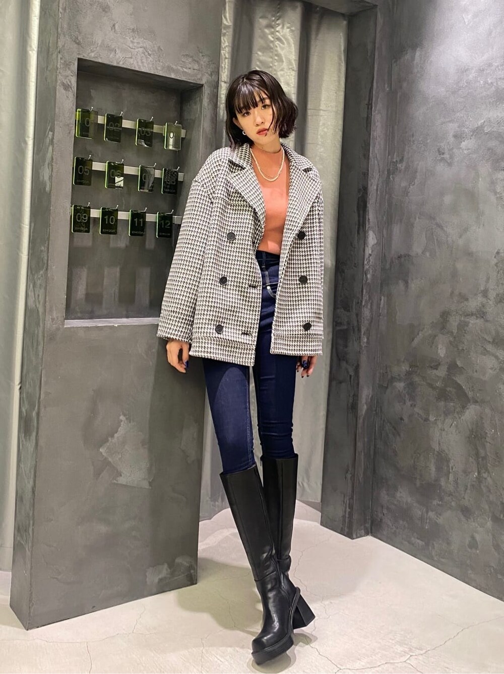 ブラック系のブーツ、その他のテーラードジャケット、ブルー系のデニムパンツを着用したレディースの秋コーディネートの2枚目の写真
