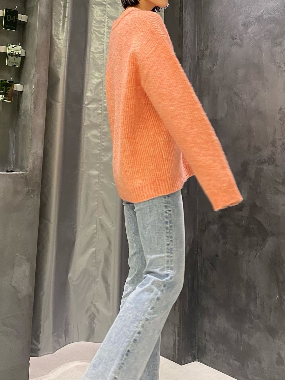 ブルー系のデニムパンツ、ピンク系のニット/セーターを着用したレディースの秋コーディネートの3枚目の写真