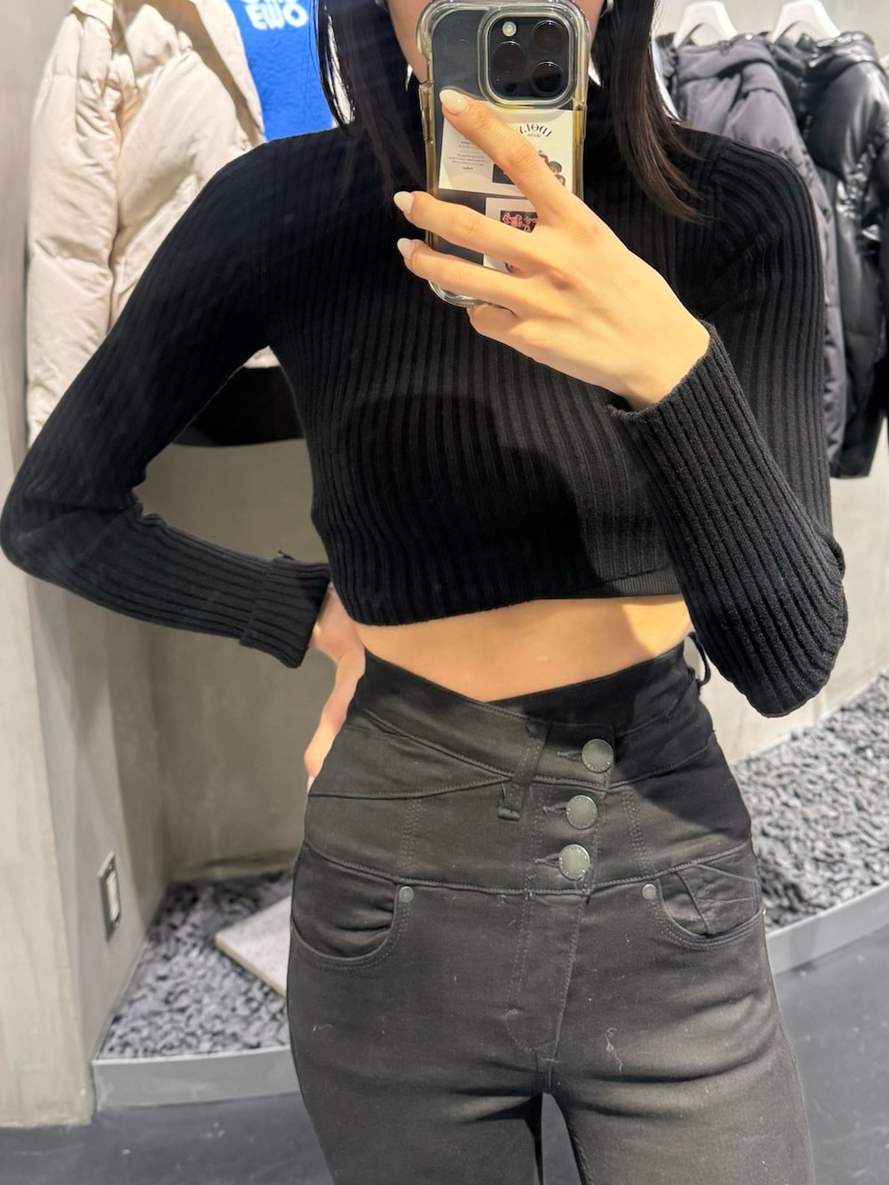 ブラック系のブーツ、ブラック系のデニムパンツ、ブラック系のニット/セーターを着用したレディースの冬コーディネートの2枚目の写真