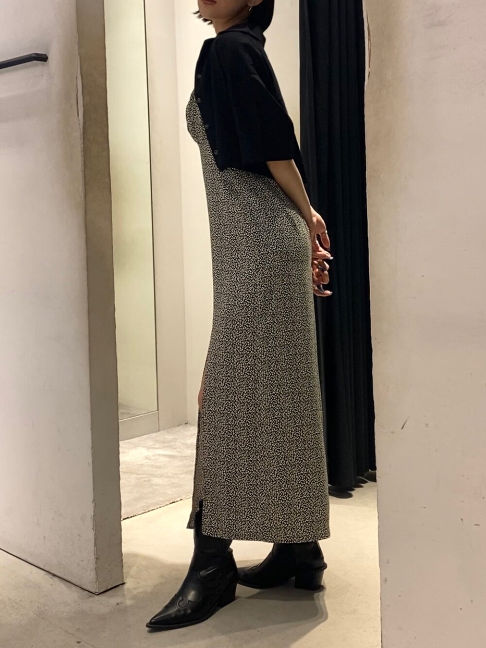 その他のワンピース、ブラック系のブーツ、ブラック系のシャツ/ブラウスを着用したレディースの夏コーディネートの3枚目の写真