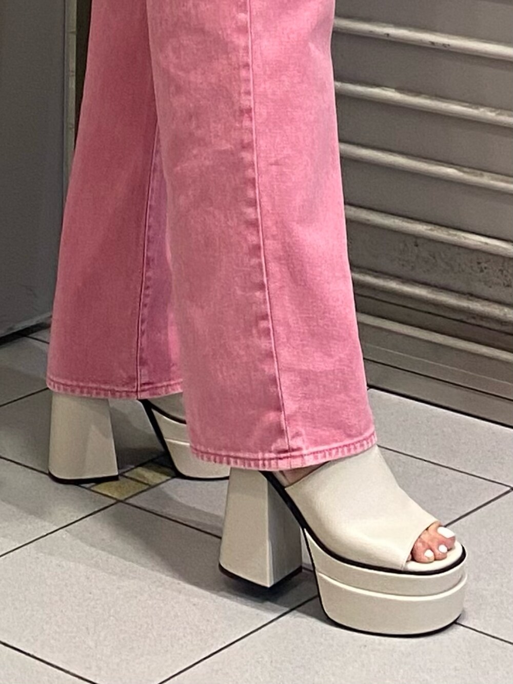 ホワイト系のサンダル、ピンク系のデニムパンツ、ホワイト系のTシャツ/カットソーを着用したレディースの春コーディネートの10枚目の写真