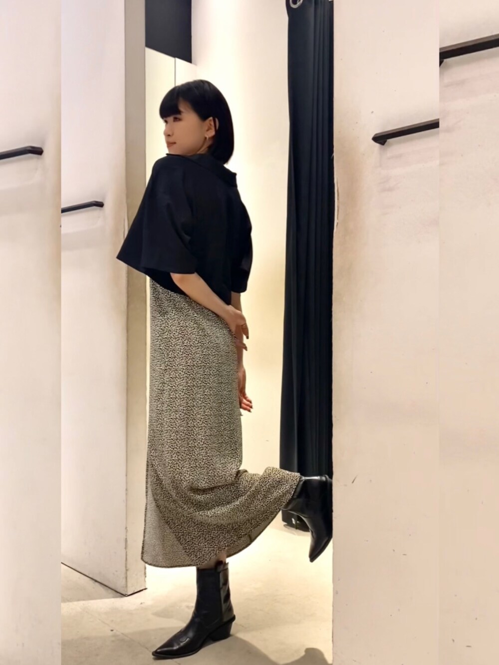 その他のワンピース、ブラック系のブーツ、ブラック系のシャツ/ブラウスを着用したレディースの夏コーディネートの2枚目の写真