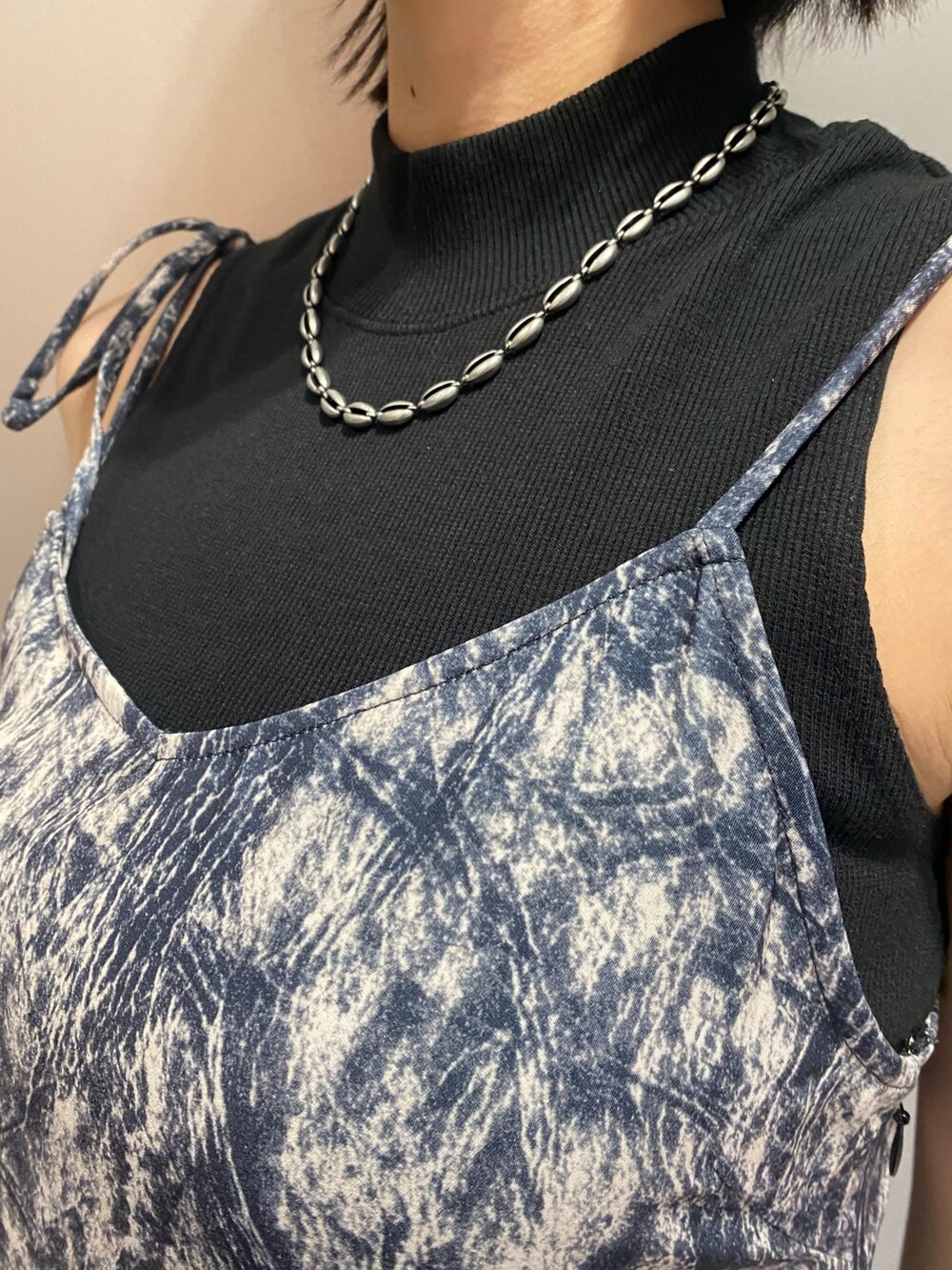 ブラック系のサンダル、その他のワンピース、ブラック系のタンクトップを着用したレディースの夏コーディネートの9枚目の写真