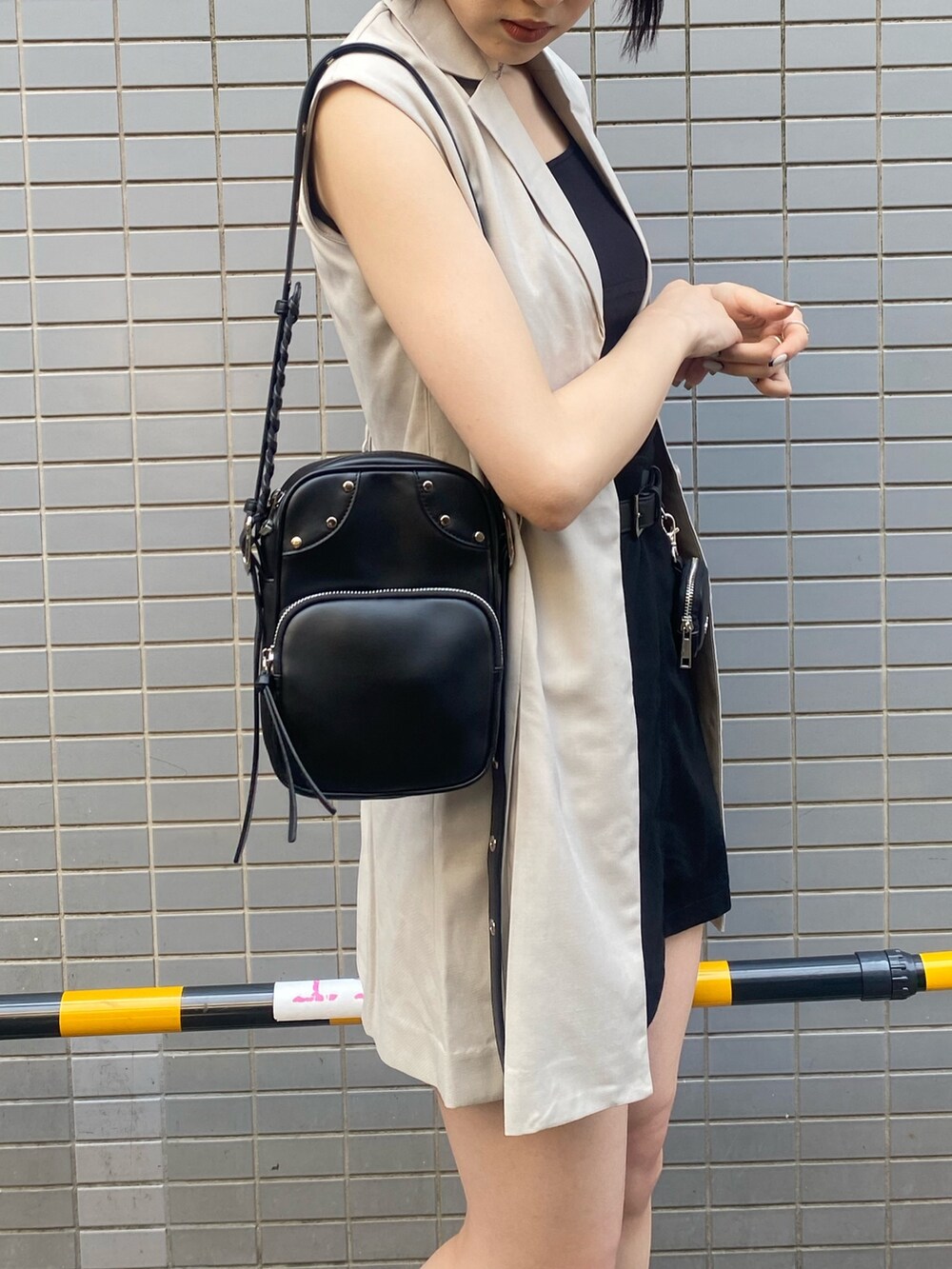 ブラック系のサンダル、ホワイト系のワンピース、ブラック系のニット/セーターを着用したレディースの春コーディネートの7枚目の写真