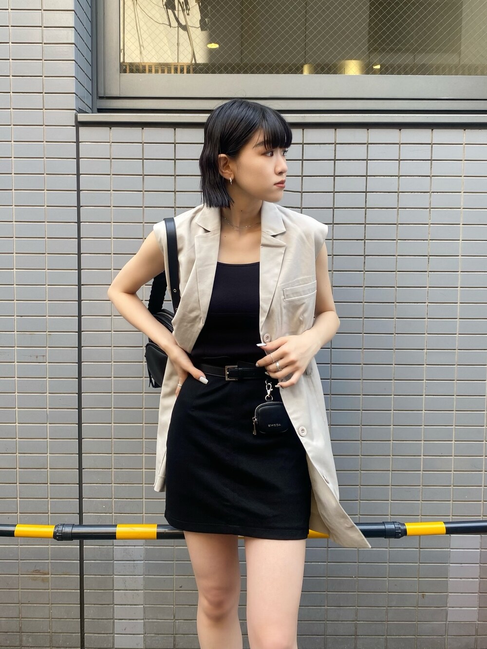 ブラック系のサンダル、ホワイト系のワンピース、ブラック系のニット/セーターを着用したレディースの春コーディネートの6枚目の写真