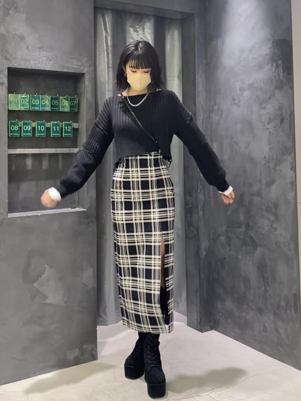 ブラック系のブーツ、その他のスカート、ブラック系のニット/セーターを着用したレディースの冬コーディネートの6枚目の写真