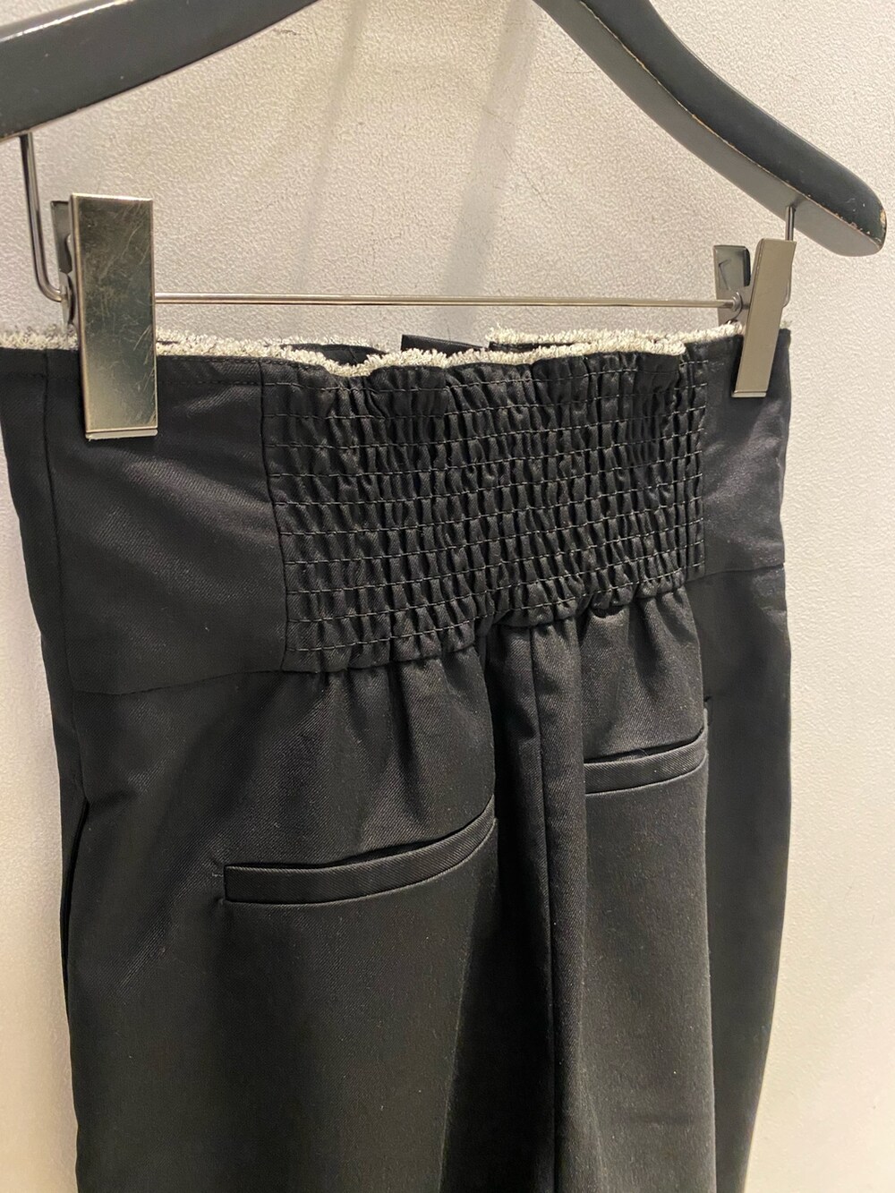 ブラック系のブーツ、ブラック系のその他パンツ、その他のTシャツ/カットソーを着用したレディースの秋コーディネートの10枚目の写真