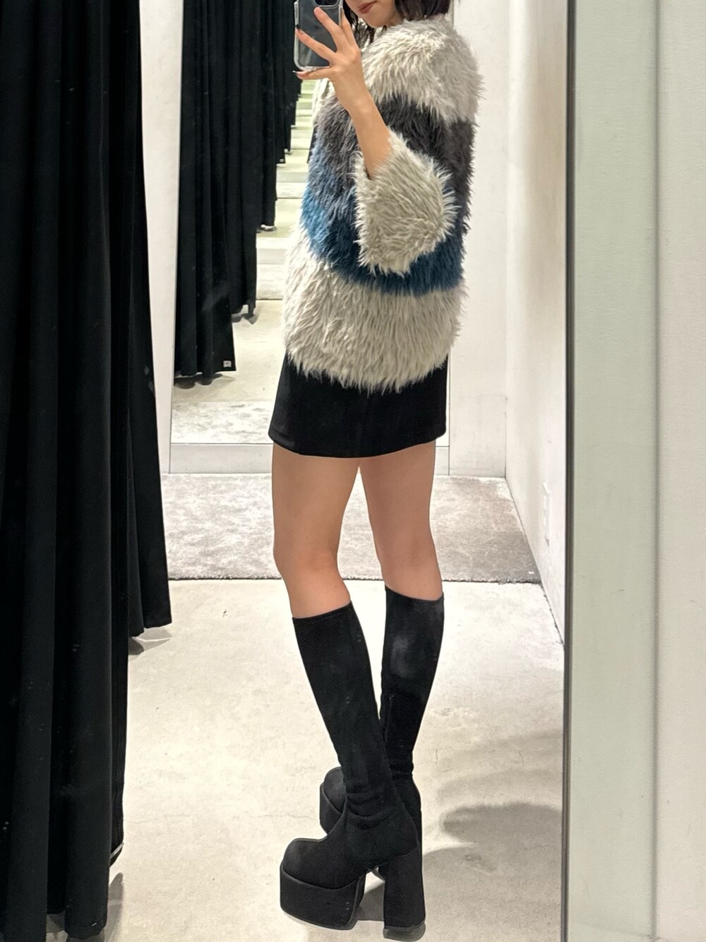 その他のブーツ、ブラック系のスカート、その他のカーディガン/ボレロを着用したレディースの秋コーディネートの3枚目の写真