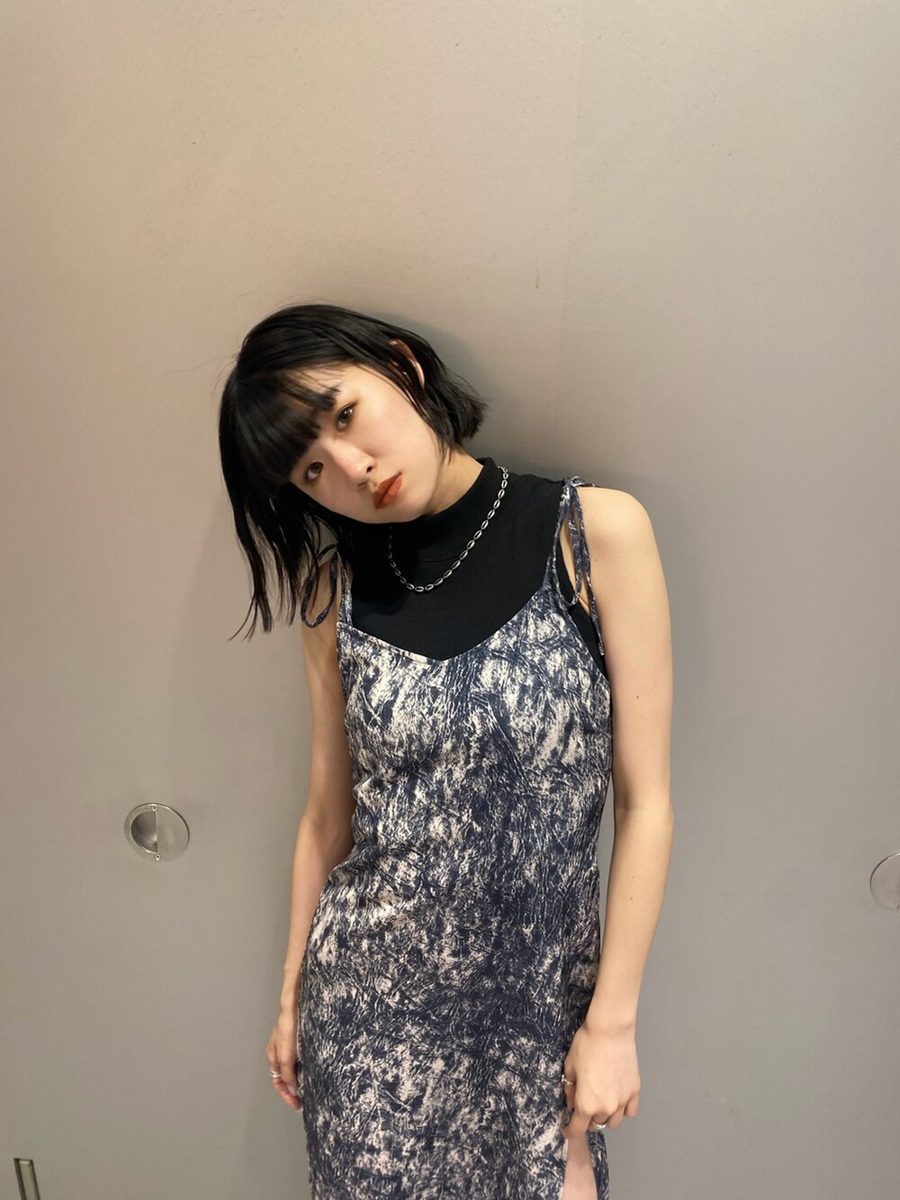 ブラック系のサンダル、その他のワンピース、ブラック系のタンクトップを着用したレディースの夏コーディネートの5枚目の写真