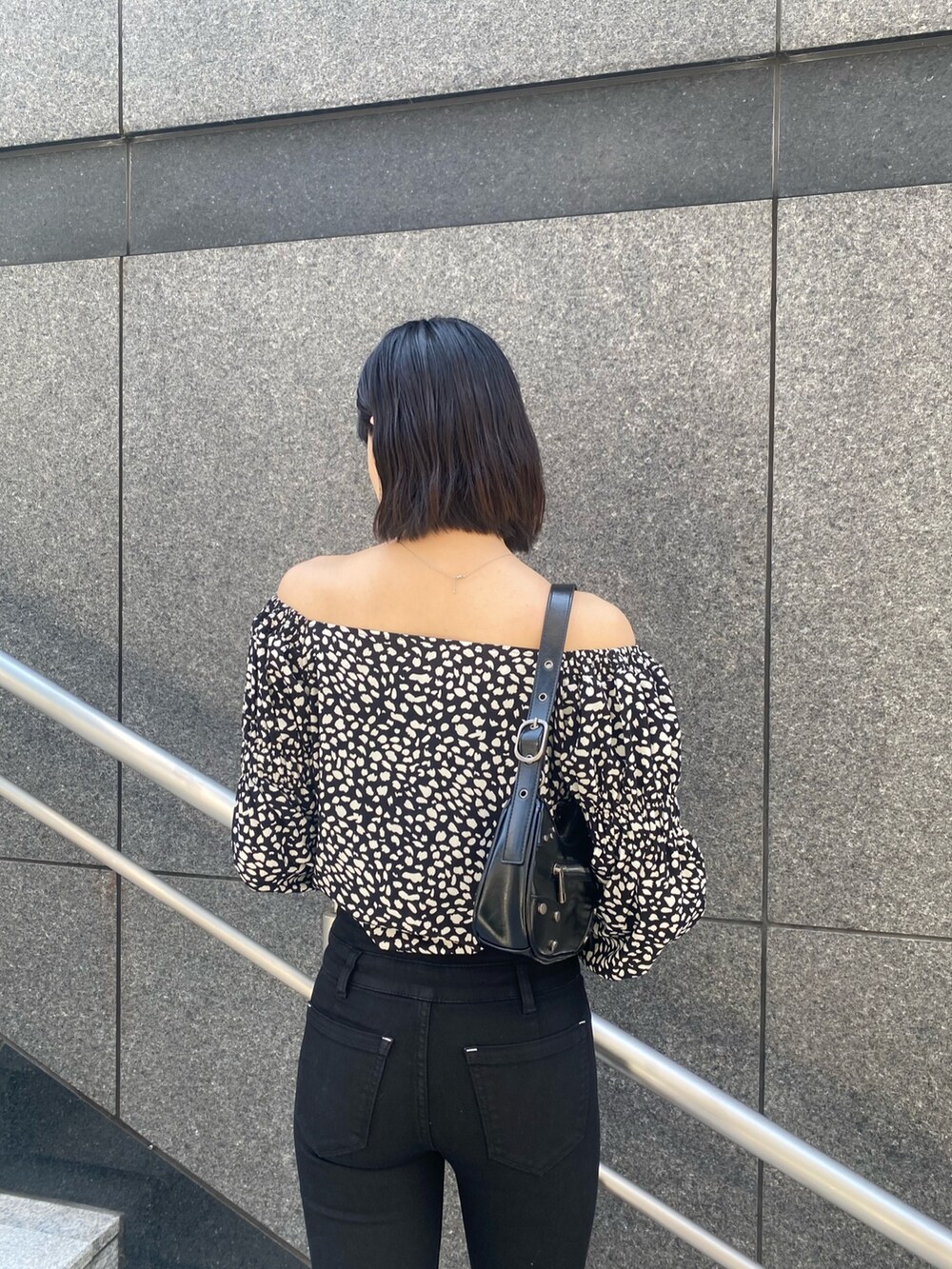 その他のシャツ/ブラウス、ブラック系のデニムパンツ、ブラック系のサンダルを着用したレディースの春コーディネートの8枚目の写真