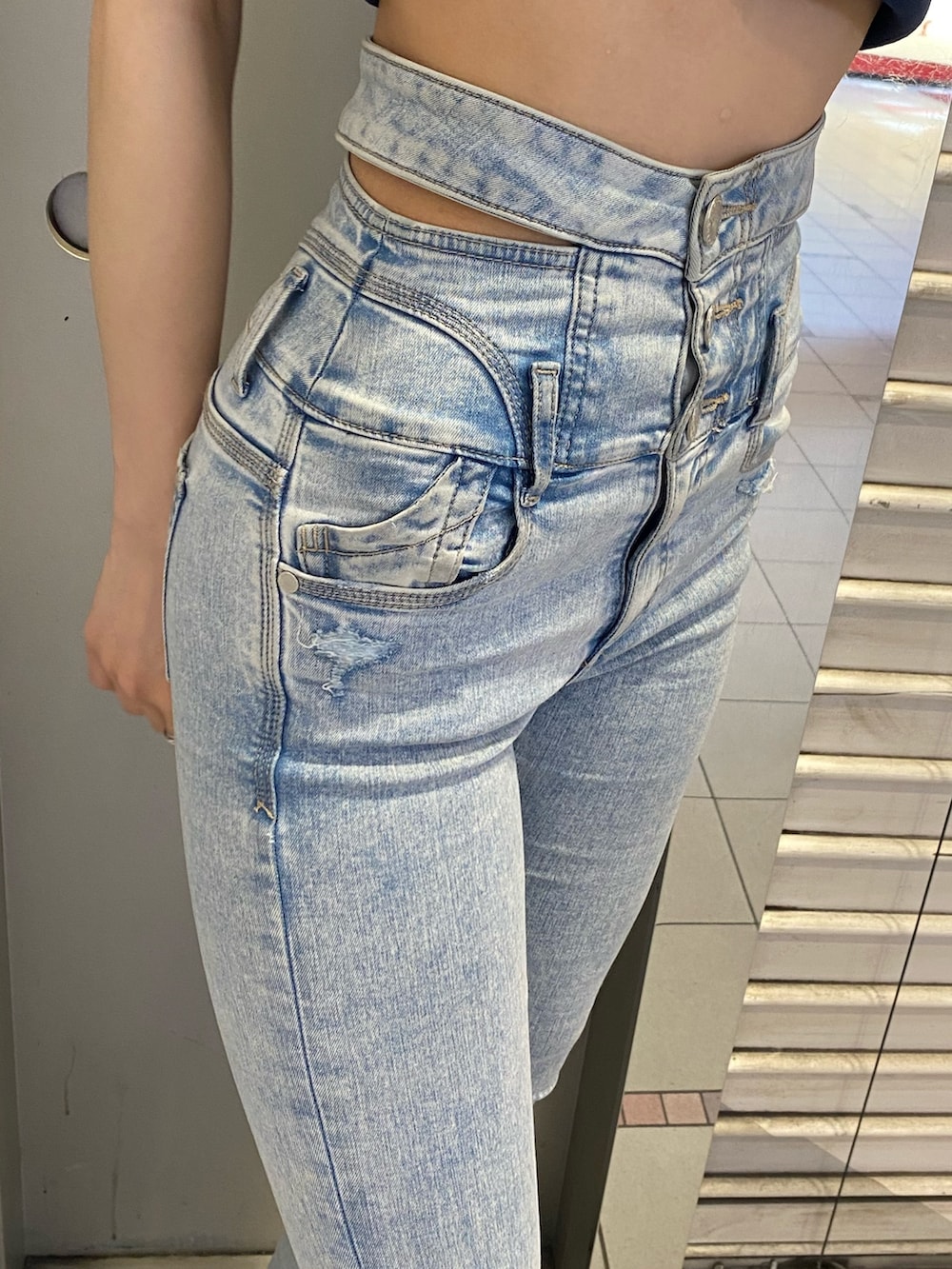 ブラック系のサンダル、ブラック系のショルダーバッグ、ブラック系のワンピースを着用したレディースの春コーディネートの7枚目の写真