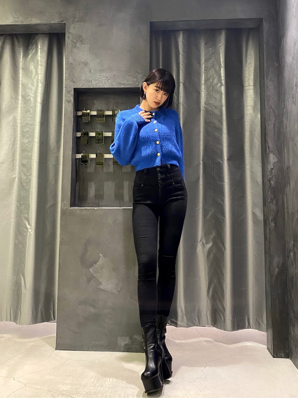 ブラック系のデニムパンツ、ブラック系のデニムパンツ、ブラック系のブーツを着用したレディースの秋コーディネートの5枚目の写真