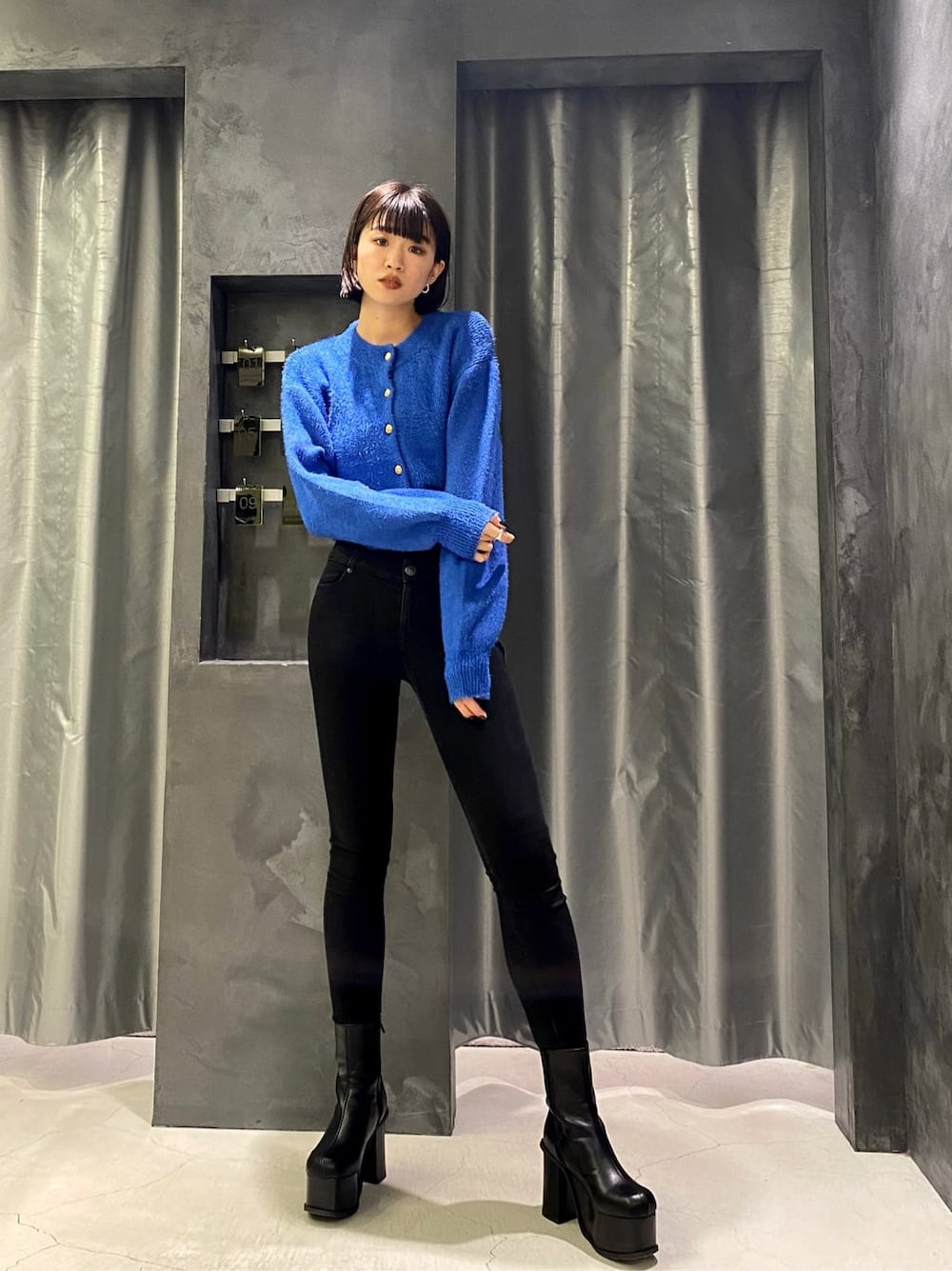 ブラック系のデニムパンツ、ブラック系のデニムパンツ、ブラック系のブーツを着用したレディースの秋コーディネートの3枚目の写真