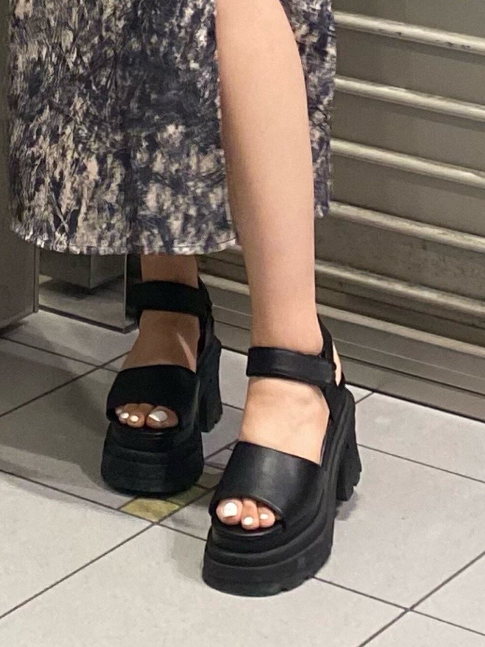 ブラック系のサンダル、その他のワンピース、ブラック系のタンクトップを着用したレディースの夏コーディネートの10枚目の写真