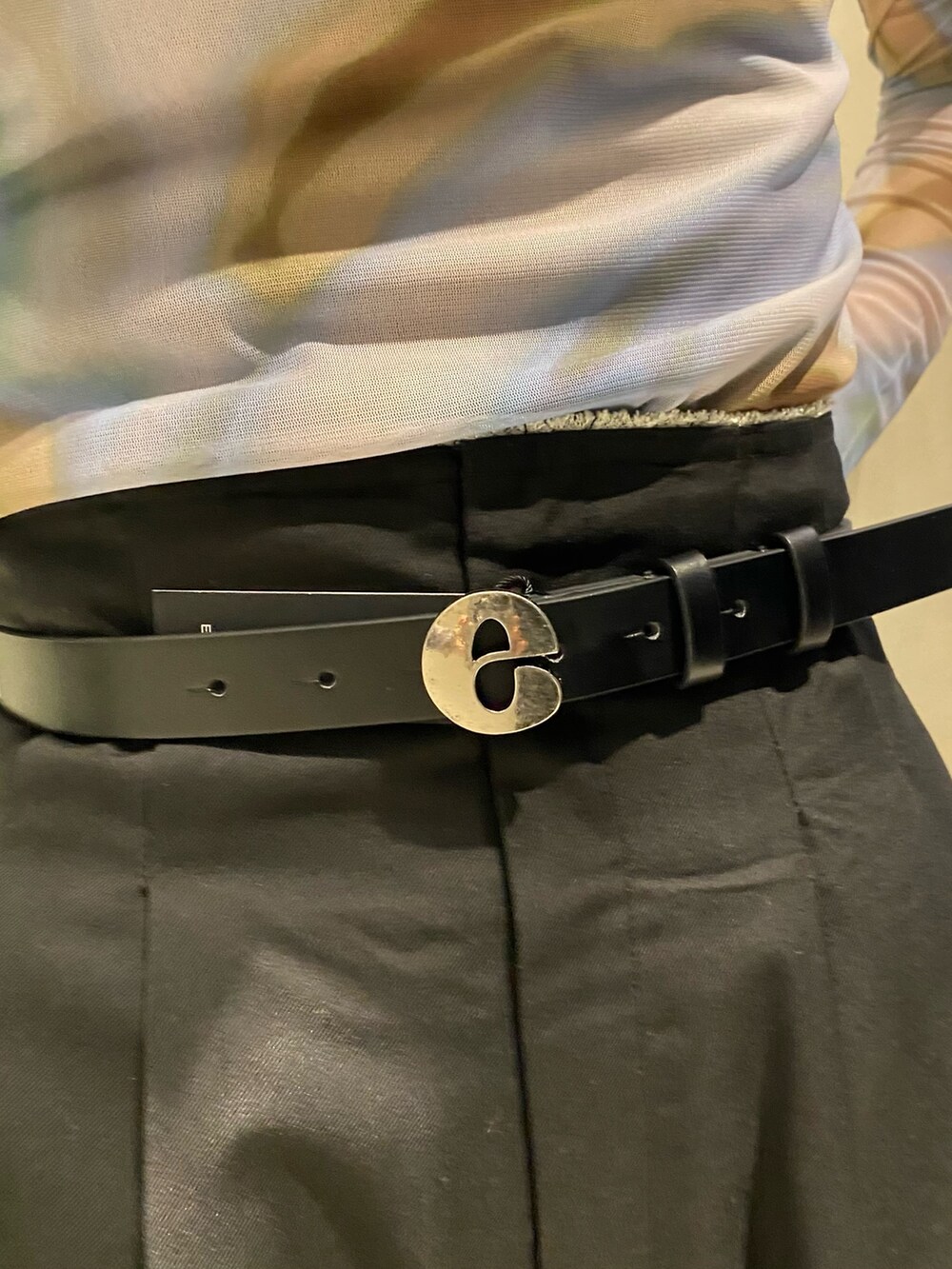 ブラック系のブーツ、ブラック系のその他パンツ、その他のTシャツ/カットソーを着用したレディースの秋コーディネートの8枚目の写真