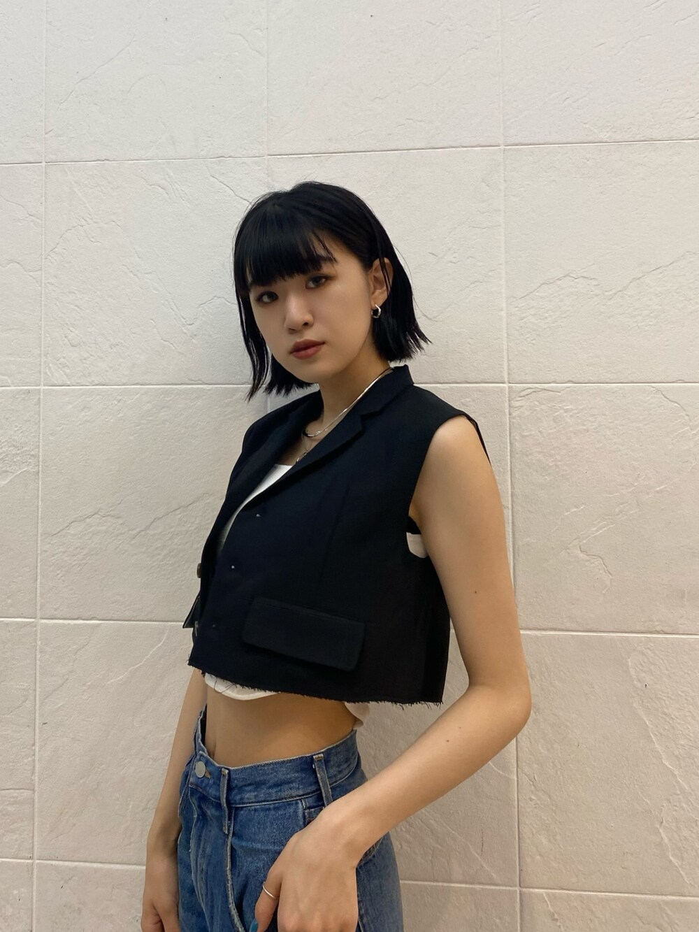 ブラック系のサンダル、ブルー系のデニムパンツ、ホワイト系のニット/セーターを着用したレディースの夏コーディネートの8枚目の写真