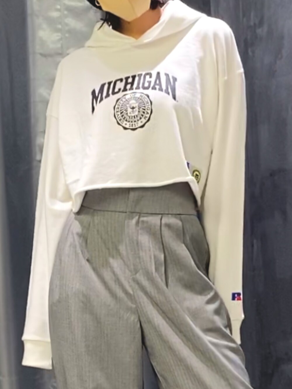 ブラック系のブーツ、グレー系のその他パンツ、ホワイト系のパーカーを着用したレディースの冬コーディネートの9枚目の写真