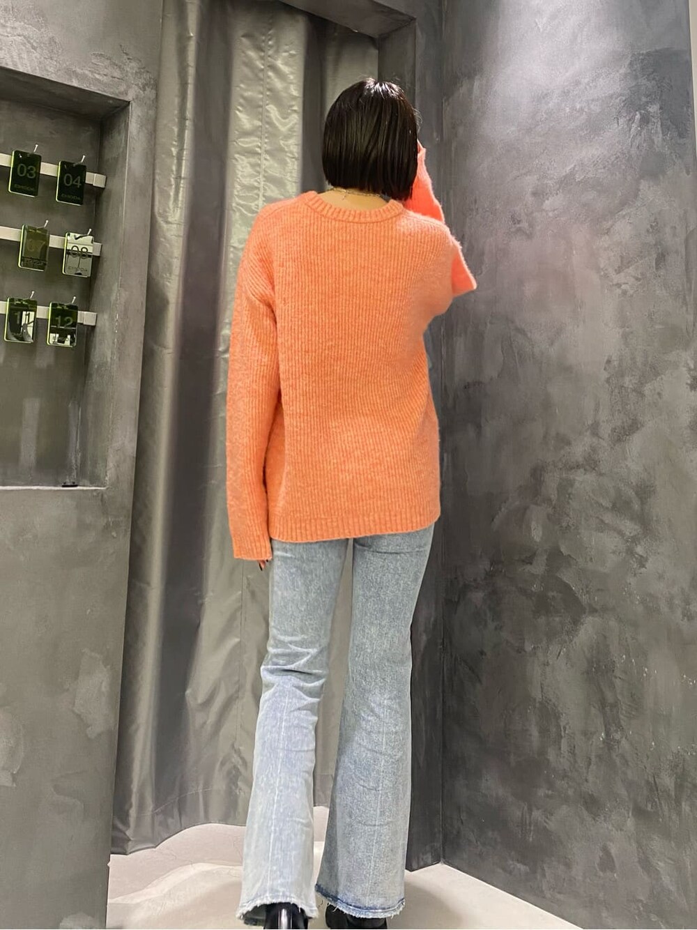 ブルー系のデニムパンツ、ピンク系のニット/セーターを着用したレディースの秋コーディネートの4枚目の写真