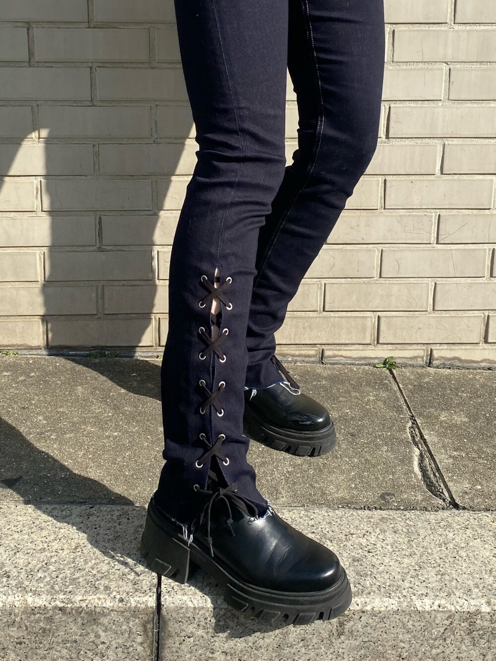 ブラック系のブーツ、ブラック系のハンドバッグ、グレー系のブルゾンを着用したレディースの冬コーディネートの10枚目の写真