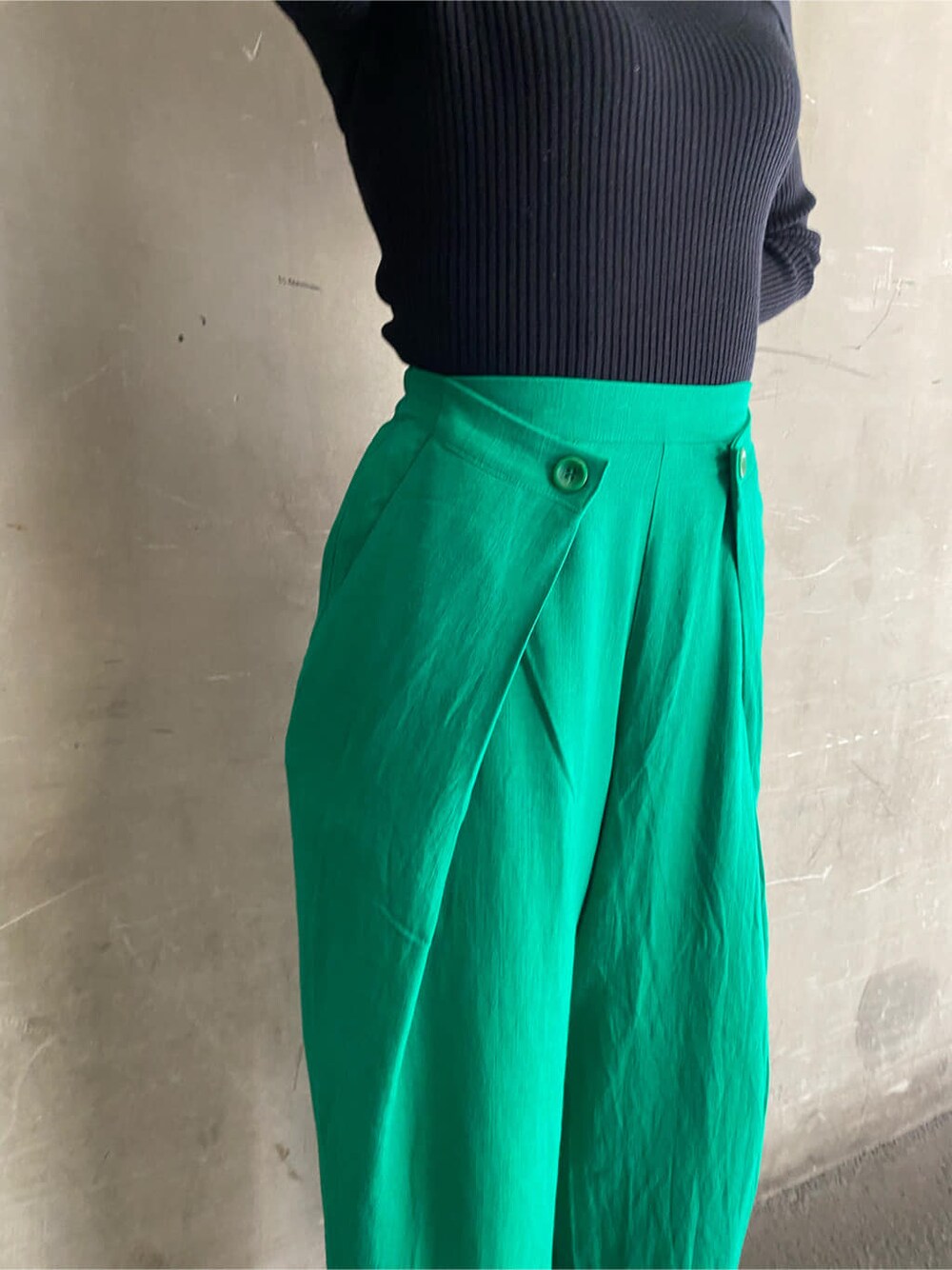 ブラック系のニット/セーター、グリーン系のその他パンツ、ブラック系のブーツを着用したレディースの冬コーディネートの5枚目の写真