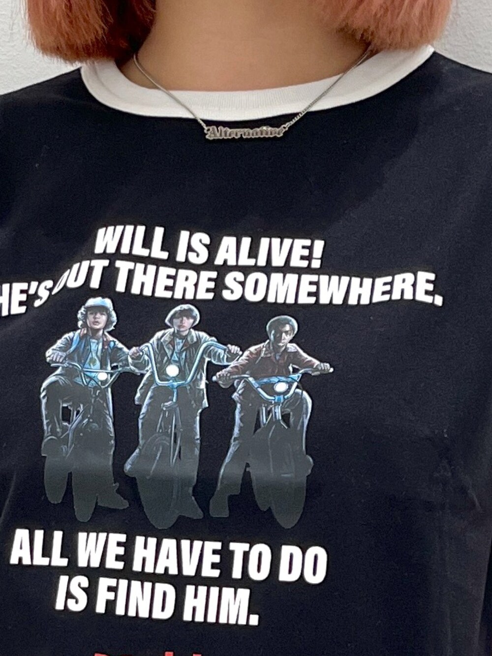 ブラック系のTシャツ/カットソー、グレー系のスウェットパンツを着用したレディースの春コーディネートの3枚目の写真