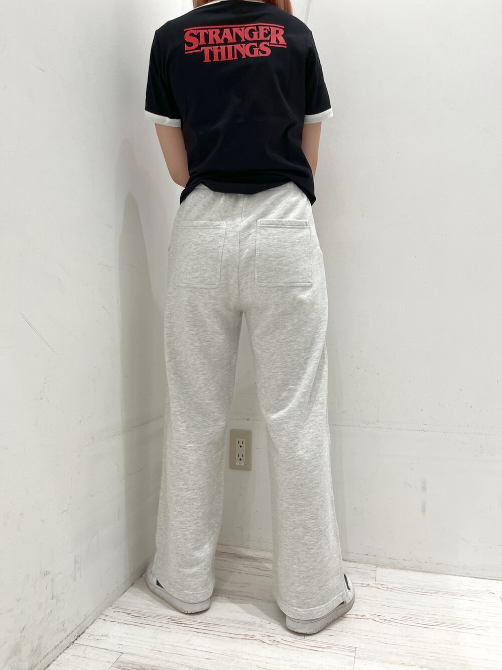 ブラック系のTシャツ/カットソー、グレー系のスウェットパンツを着用したレディースの春コーディネートの2枚目の写真